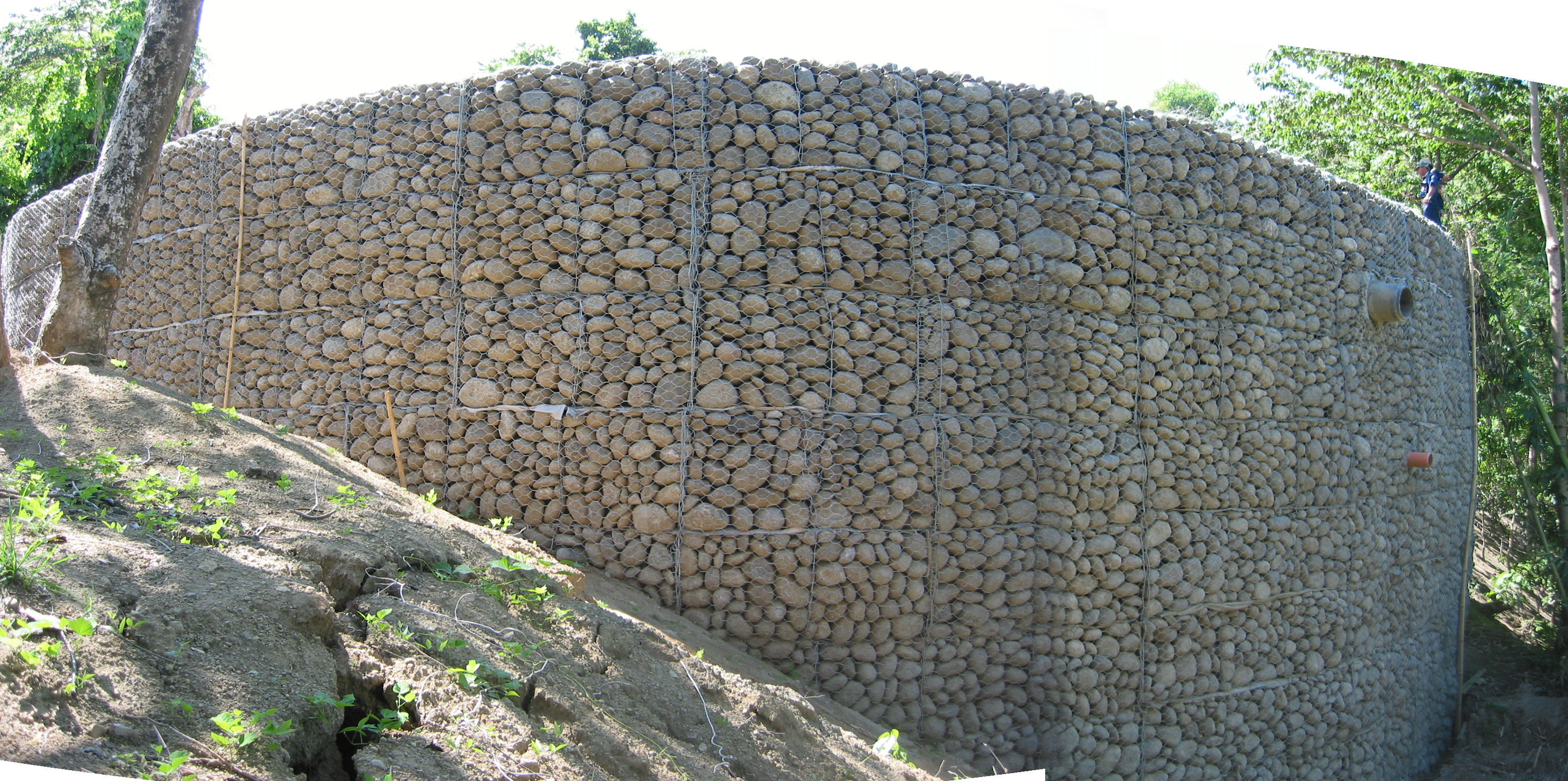 Polyfelt® PEC Reinforced Soil Wall with Gabion Surface - TenCate 